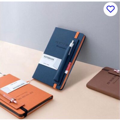 Prachtig Business Notebook met handige pen in een strap -> met een lederen look: dit is echt een mooi geschenk om te geven.